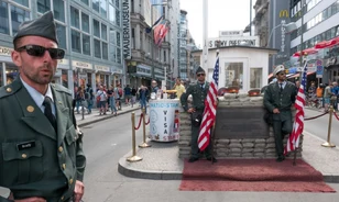 Kitiltották a berlini Checkpoint Charlie „amerikai katonáit”