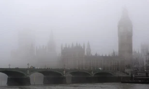 Az épületekbe is beszivárgott a gyilkos londoni köd