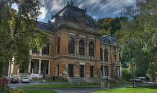 Restaurálják a híres Karlovy Vary-i császárfürdőt Csehországban