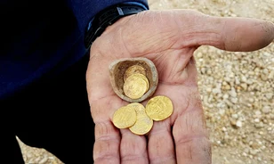 Aranypénzt tartalmazó középkori „malacperselyt” találtak Izraelben