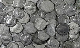 Menekülő vandálok által elásott római ezüst dénárokra bukkant egy lengyel gazda