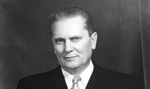 Nehruval és Nasszerrel harmadik világhatalmi „pólust” próbált létrehozni Tito