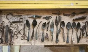 Elrejtett szerszámokat és evőeszközöket találtak egy auschwitzi kéményben