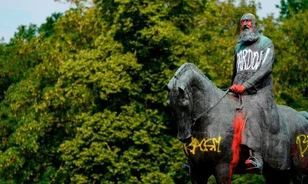 Festékkel öntötték le a Kongót gyarmatosító II. Lipót király lovasszobrát Brüsszelben