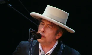 Bob Dylan lett a legidősebb zenész, aki új albummal került a brit slágerlista élére