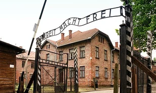 Korlátozásokkal újra látogatható az auschwitzi múzeum és emlékhely