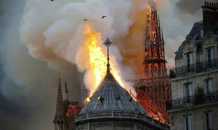 A francia elnök engedélyezte, hogy eredeti formájában állítsák helyre a Notre-Dame huszártornyát