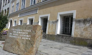 Mégsem módosítanak a Hitler szülőháza előtti emlékkövön az átépítés során