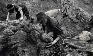 A békefenntartók szeme láttára hurcolták el lemészárolni a civileket Srebrenicánál
