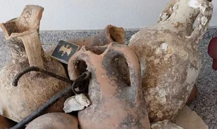 Illegálisan gyűjtött régiségekkel díszítettek fel egy halboltot Spanyolországban