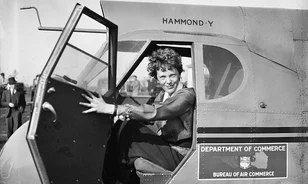 Első nagy repülésén még „csak csomagként” utazott Amelia Earhart