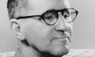 A nácik elégették az állampolgárságától is megfosztott Bertolt Brecht műveit