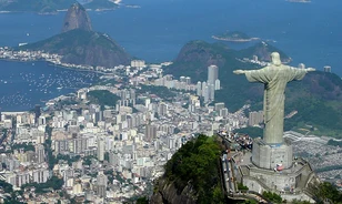Földgömbbel a kezében is elképzelték a Rio de Janeiro fölé magasodó Jézus-szobrot