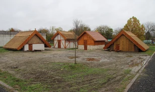 Házakkal, korhű játszótérrel és labirintussal bővült a római tábor Almásfüzitőn