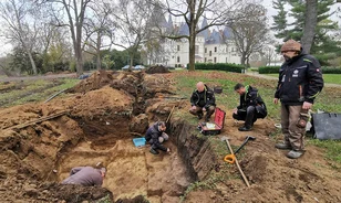 Bronzkori sírokra bukkantak a tiszadobi Andrássy-kastély udvarán