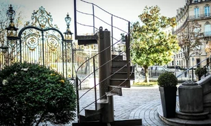 Négyszeres áron kelt el az Eiffel-torony eredeti csigalépcsőjének egy darabja