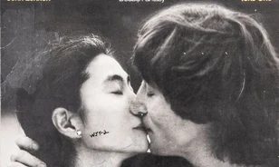 Elárverezik a Lennon-lemez, amelyet gyilkosának dedikált a néhai Beatles-tag