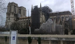 Keresik a Notre-Dame-hoz illeszkedő épületköveket a restaurálás felelősei