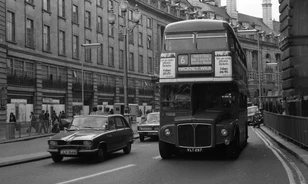 Szinte mágnesként vonzották a londoni emeletes buszok az önjelölt kaszkadőröket
