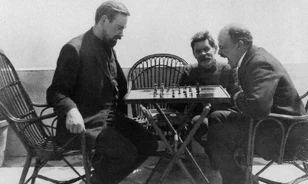 Az idilli Capri szigetén, Gorkij villájában készítette elő a németekkel való későbbi együttműködését Lenin