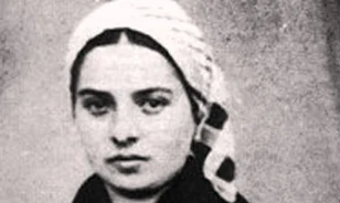 Összesen tizennyolcszor jelent meg Szűz Mária a romolhatatlan Szent Bernadett előtt