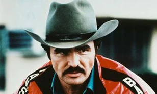 Két és fél év után Hollywood történelmi temetőjében tért örök nyugalomra Burt Reynolds