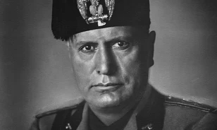 Számos merényletet túlélt Mussolini, akit még a kórházból is kibombáztak