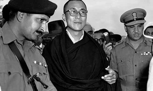 Két hét éjszakai gyaloglással volt kénytelen elhagyni hazáját a dalai láma