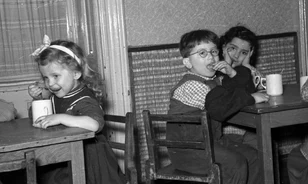 A mini KRESZ-pályától Kádár János látogatásáig: fotókon a múlt század ovisai