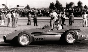 Matuzsálemi korban csatlakozott a „száguldó cirkuszhoz” az ötszörös világbajnok Juan Manuel Fangio