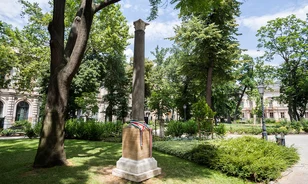 Új helyre került a budapesti Múzeumkert Forum Romanum-oszlopa