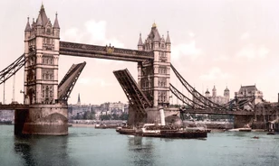 Átugrató emeletes busz és kettészakított amerikai elnöki kíséret is színesíti a Tower Bridge történetét