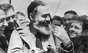Az első világháborúban nem harcolhatott, a másodikban pótolta „hiányosságát” Ernest Hemingway