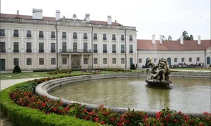 Átadták az Esterházy-kastély felújított nyugati szárnyát Fertődön