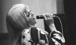 Az 1970-es évek után másfél évtizedre elfelejtették, hatalmas visszatérést produkált Cserháti Zsuzsa