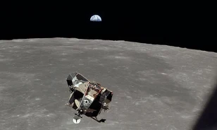 Lehetséges, hogy ma is a Hold körül kering az Apollo–11 felszállóegysége