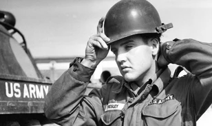 Erotikus csípőmozgásával „ingerelte” a közönséget a köztudatba berobbanó Elvis Presley