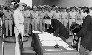 A császár a trónján maradhatott, de amerikai „sógun” gyakorolta a hatalmat a legyőzött Japán felett