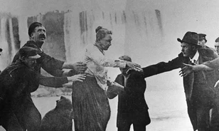 A szegénység helyett a zuhanórepülést választotta a Niagara 63 éves „fenegyereke” 