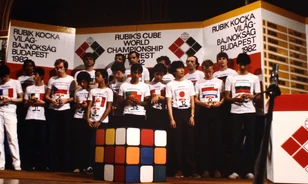 Emberek és robotok, egy lábon állva és a víz alatt is forgatják a megunhatatlan Rubik-kockát