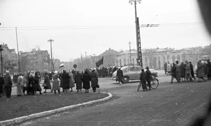 Fegyverek után virágok: az 1956-os nőtüntetés Budapesten 