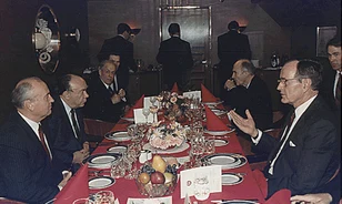 Öles léptekkel a hidegháború lezárása felé: Bush és Gorbacsov máltai találkozója