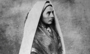 Sugárzó szellemalak képében jelent meg Szűz Mária a romlatlan erkölcsű Szent Bernadett előtt