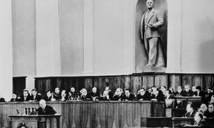 Leszámolt Sztálin vezetési módszerével és személyi kultuszával Nyikita Hruscsov