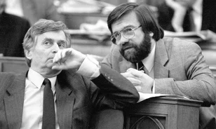 „Soha nem kívánt fényleni, de mindig akart és tudott világítani.” 90 éve született Antall József