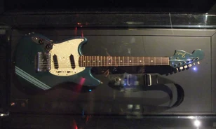 Elárverezik Kurt Cobain híres Mustang Fenderét