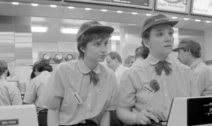 Görkorcsolyás lányok szállították a rendeléseket a világ első McDonald’s éttermében