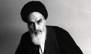 Elfordult a Nyugattól, és az iszlám fundamentalizmus útjára terelte Iránt Khomeini ajatollah