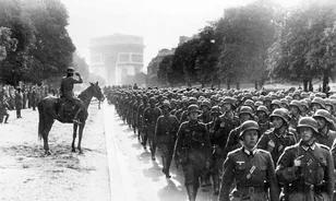 A Wehrmacht-katonák érkezése után sem állt meg az élet Párizsban