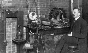 A krumpliföldről a Nobel-díjig: Ernest Rutherford élete